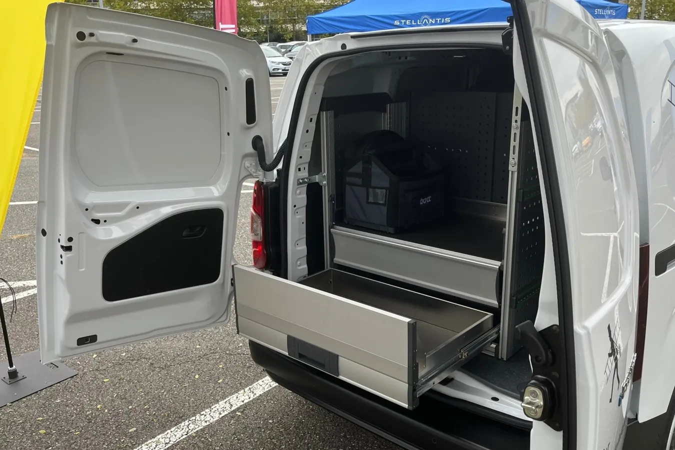 Der Citroen Berlingo Kastenwagen wird mit zertifizierten Regalen und Schubladen von Bott ausgestattet.
